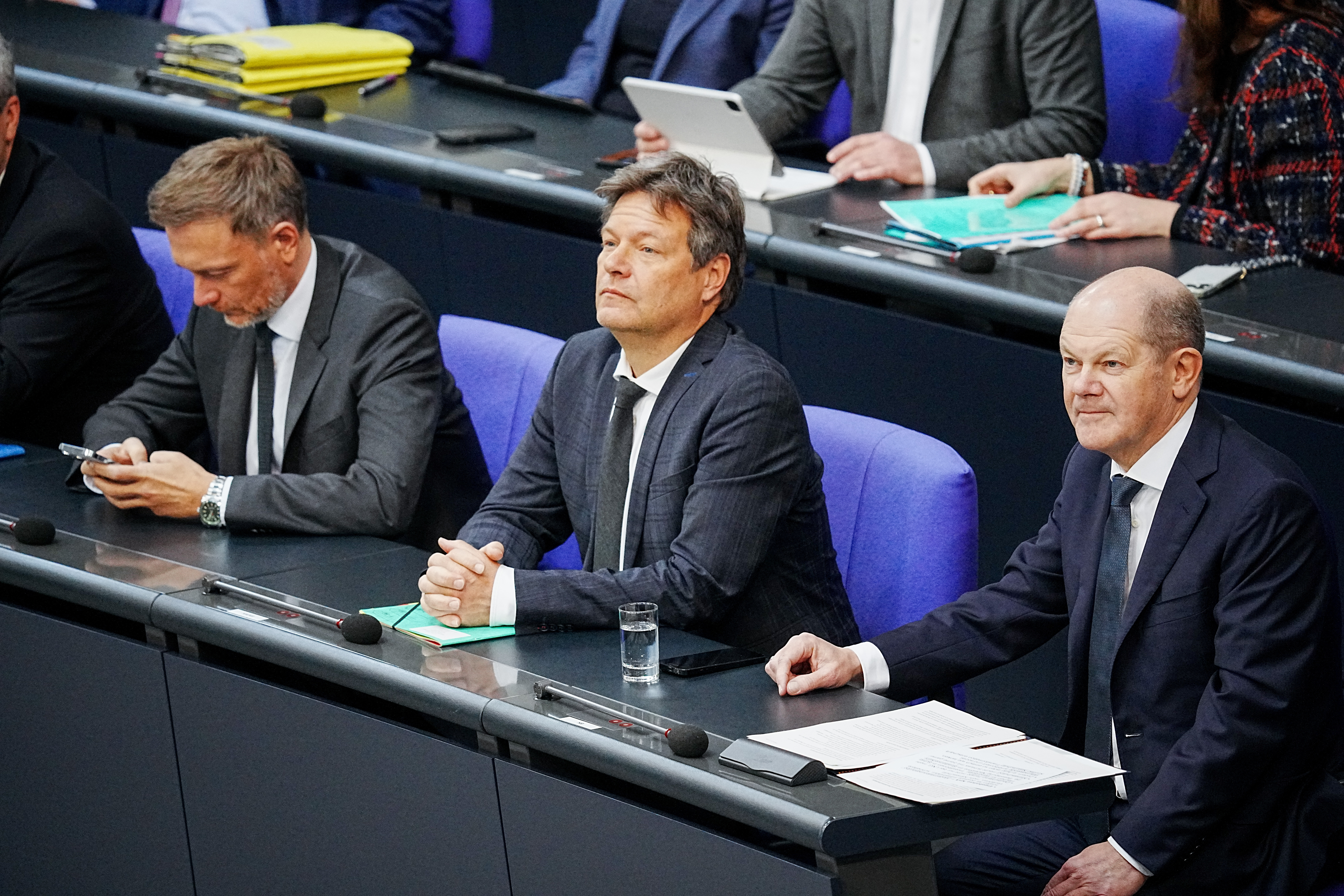 Bundeskanzler Olaf Scholz (SPD, r.), Finanzminister Christian Lindner (FDP, l.) und Wirtschaftsminister Robert Habeck (Grüne, M.) – Archivbild.