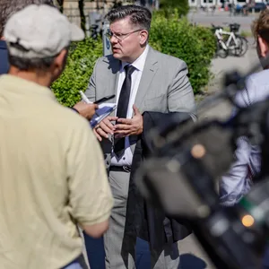 Der Anwalt Tobias Ulbrich spricht mit Journalisten am Sievekingplatz.