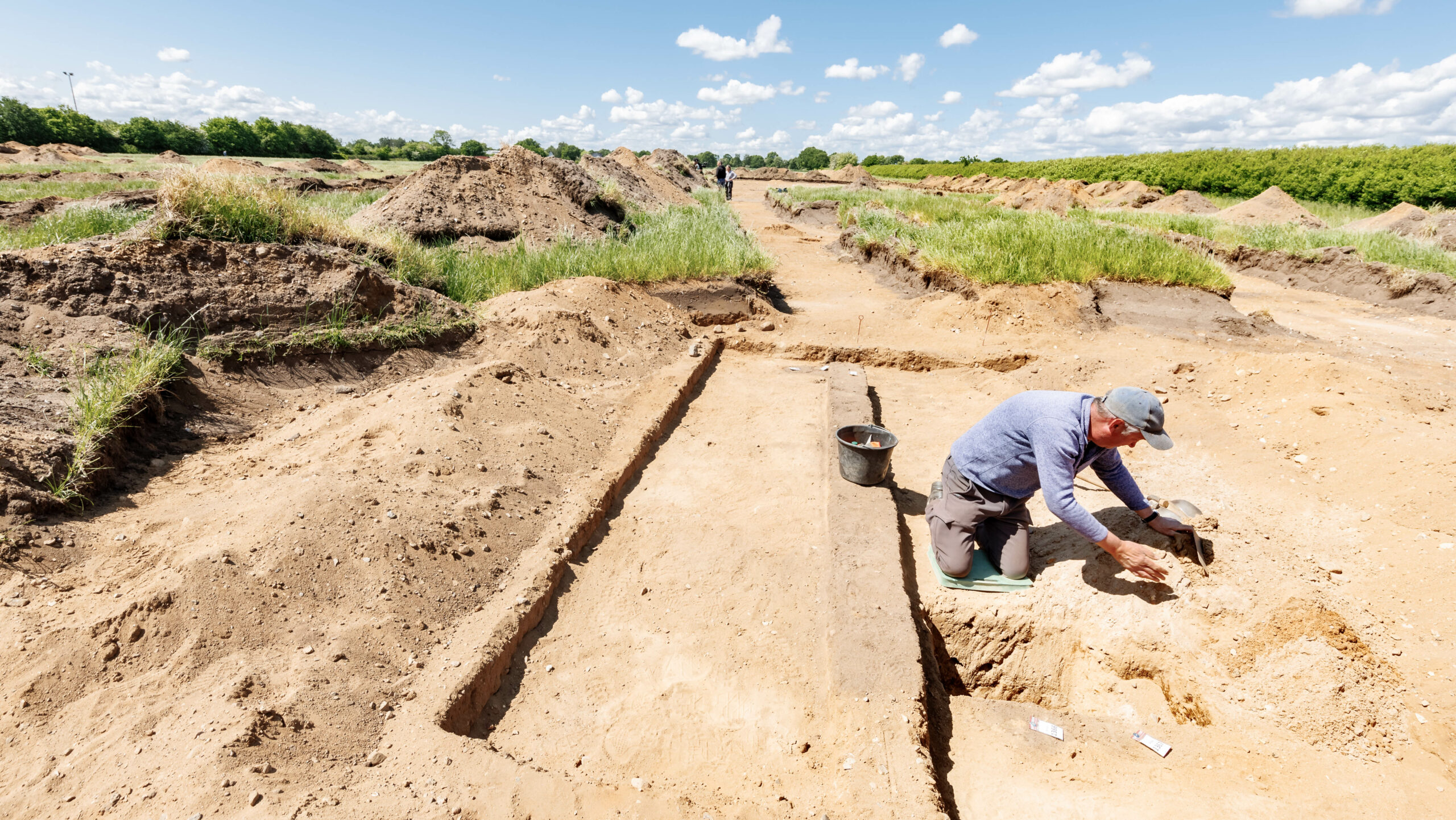 Ein Archäologe bei Ausgrabungen.