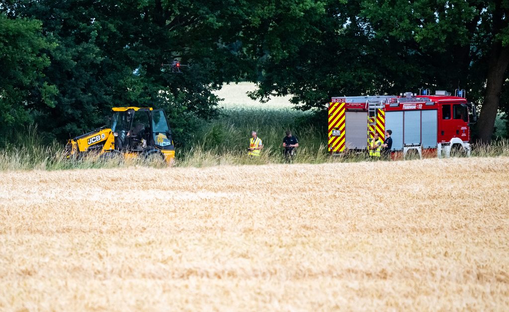 Radlader steht an Feld