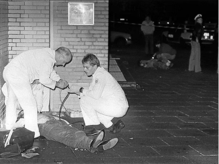 Sanitäter kämpfen 1988 um das Leben eines Opfers, das in den Bauch getroffen worden war.