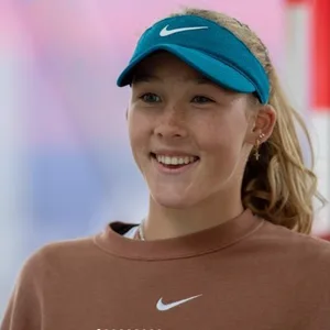 Mirra Andreeva lächelt in die Kamera