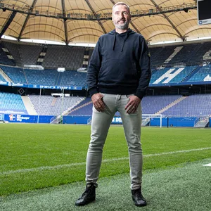 HSV-Trainer Tim Walter im leeren Volksparkstadion