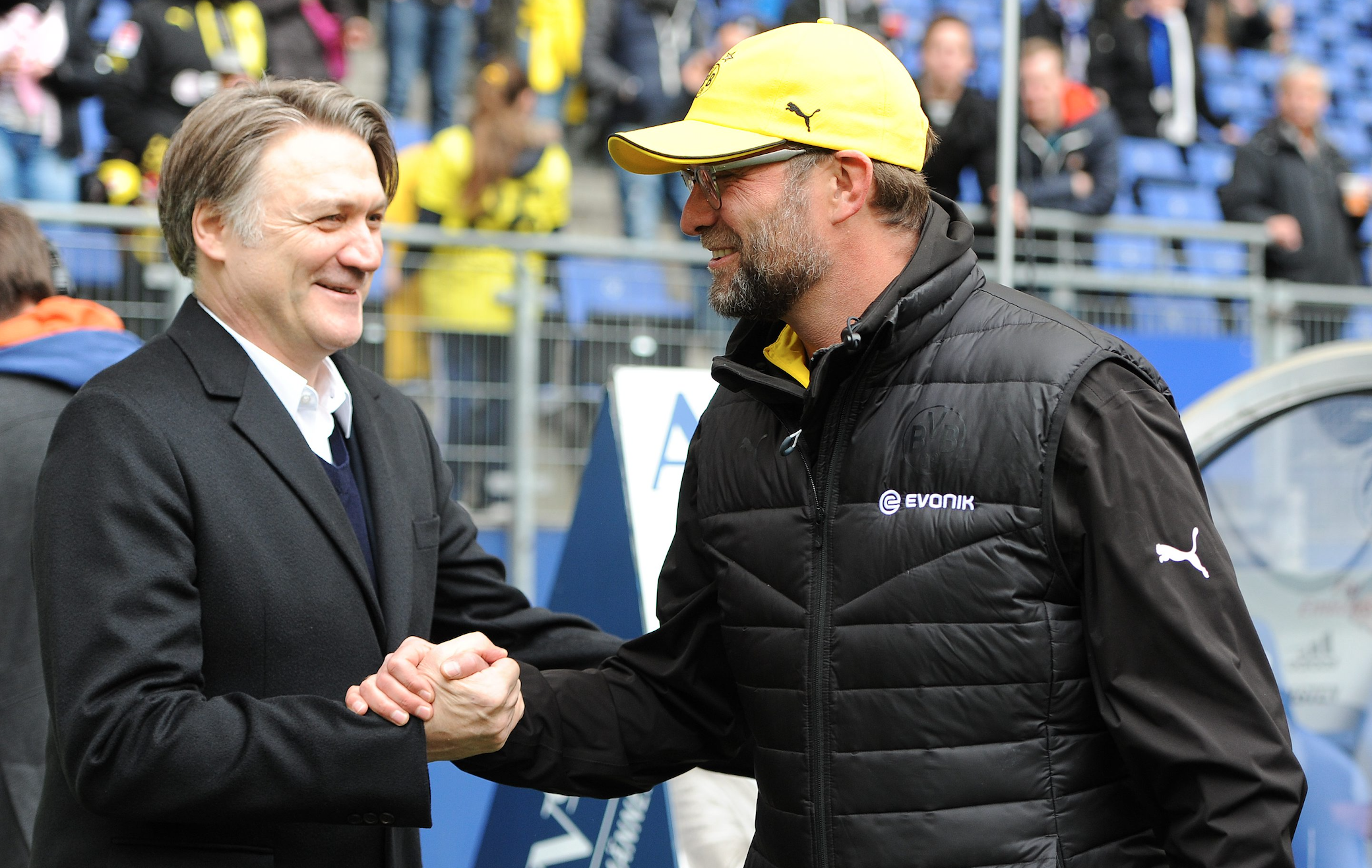Ex-BVB-Trainer Jürgen Klopp begrüßt im März 2015 den damaligen HSV-Boss Dietmar Beiersdorfer