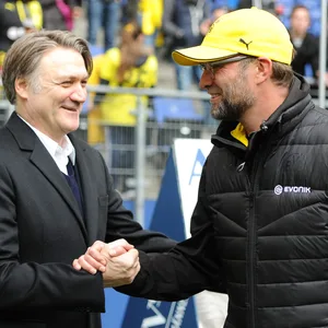 Ex-BVB-Trainer Jürgen Klopp begrüßt im März 2015 den damaligen HSV-Boss Dietmar Beiersdorfer