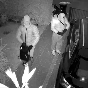 Wie selbstverständlich bewegten sich die Täter auf dem fremden Grundstück fort.