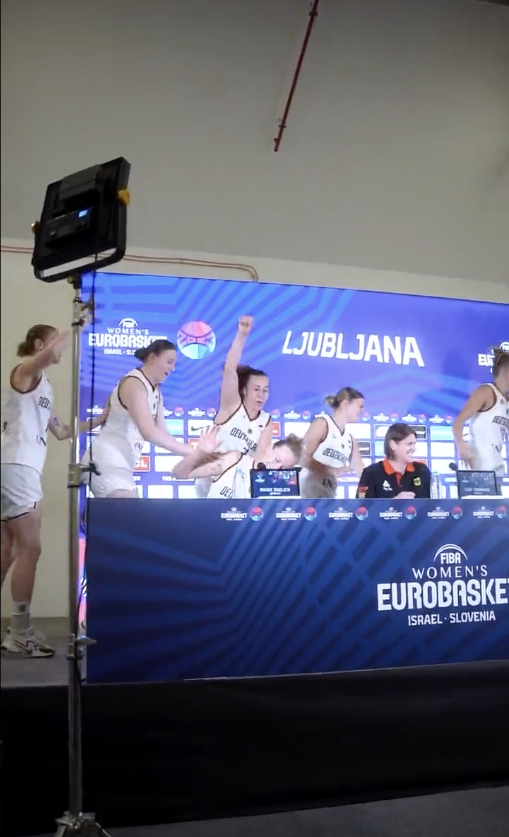 Deutsche Basketballerinnen stürmen die Pressekonferenz nach dem Einzug ins Viertelfinale.