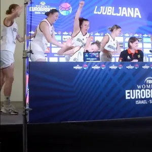 Deutsche Basketballerinnen stürmen die Pressekonferenz nach dem Einzug ins Viertelfinale.