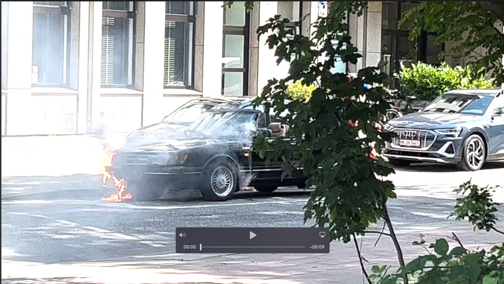 Julia Jäkels Auto, ein alter Saab, war plötzlich an der Alster in Brand geraten.