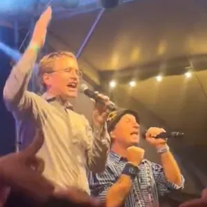 Augenscheinlich bester Laune grölt Schleswig-Holsteins Ministerpräsident Daniel Günther (CDU) den Ballermann-HIt „Layla“ in einem Festzelt auf der Kieler Woche mit.