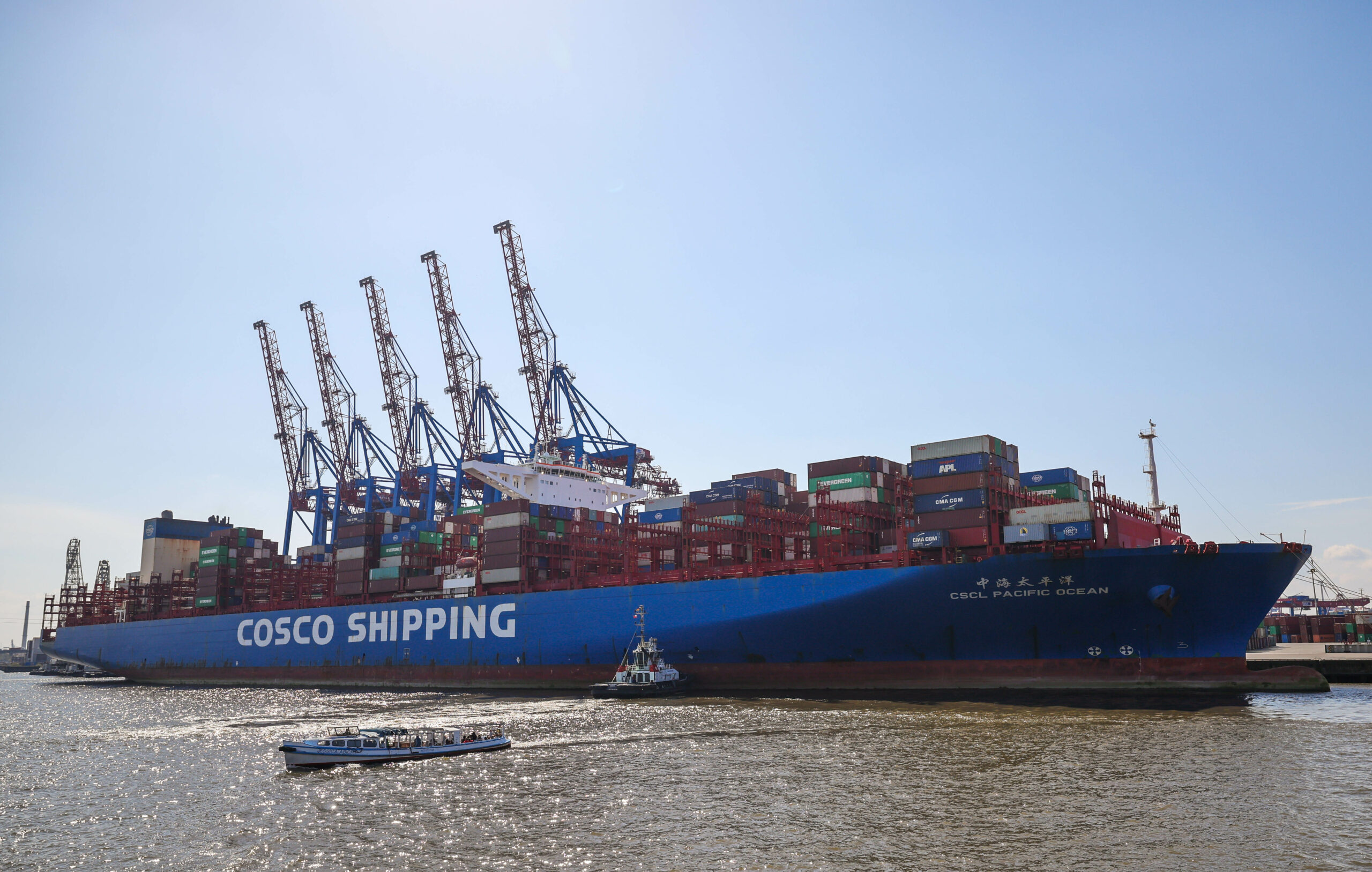 Das Containerschiff „CSCL Pacific Ocean“ liegt am Terminal Tollerort der Hamburger Hafen und Logistik AG (HHLA).