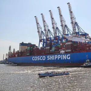 Das Containerschiff „CSCL Pacific Ocean“ liegt am Terminal Tollerort der Hamburger Hafen und Logistik AG (HHLA).