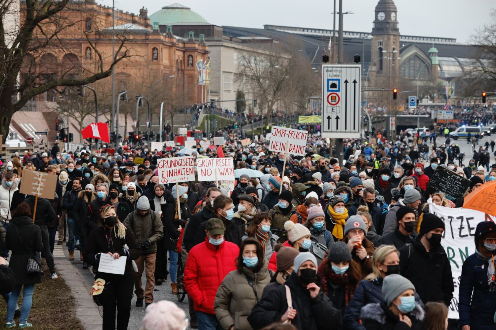 Am Samstagnachmittag demonstrierten 13.700 Gegner der Corona-Politik in Hamburg (Archivbild).
