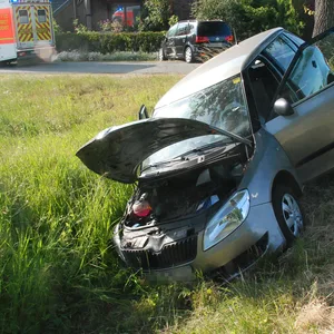 Nach dem schweren Crash landete der Skoda in einem Graben.