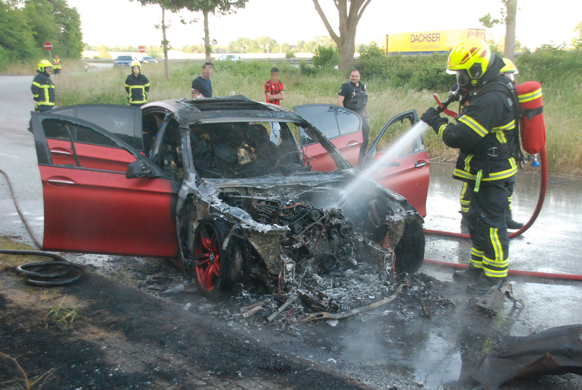 Der rote BMW 535i brannte vollständig aus.