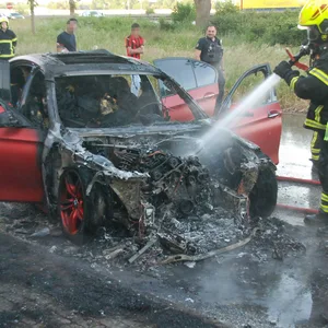 Der rote BMW 535i brannte vollständig aus.