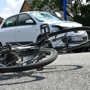 Der 91 Jahre alte Fahrer des Renaults fuhr einen 17 Jahre alten Radfahrer an: Noch ist nicht klar, wer der beiden zum Zeitpunkt des Überfalls rot hatte.