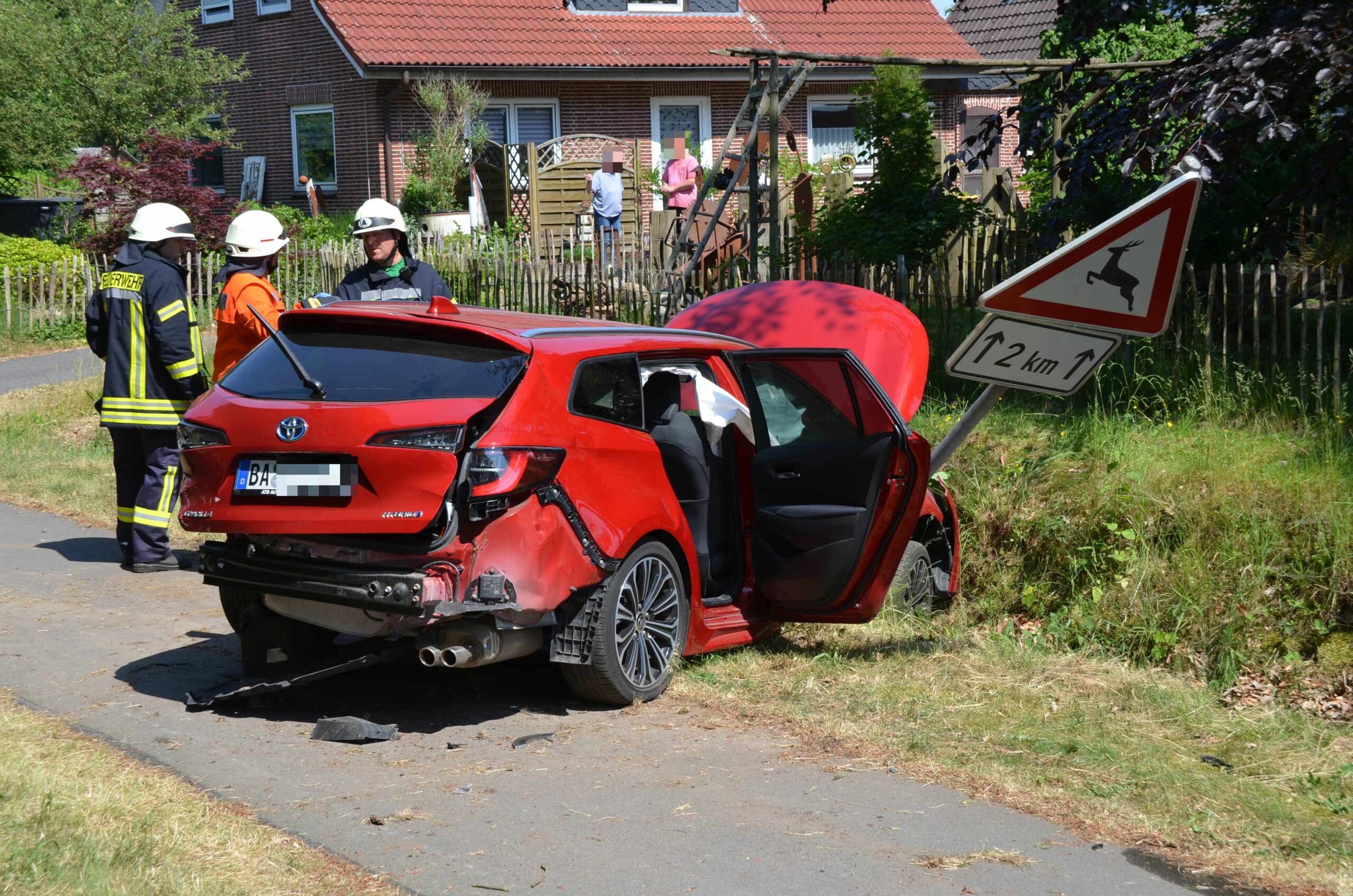Der Toyota wurde bei dem Unfall auf den Seitenweg gegen ein Verkehrsschild geschleudert.