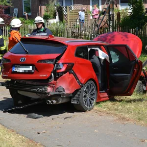 Der Toyota wurde bei dem Unfall auf den Seitenweg gegen ein Verkehrsschild geschleudert.