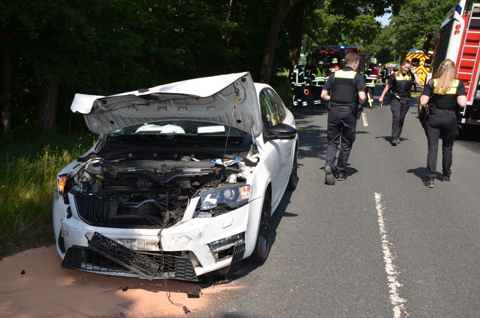 Der Fahrer des weißen Skoda wollte mit sehr hoher Geschwindigkeit eine Auto-Kolonne überholen.