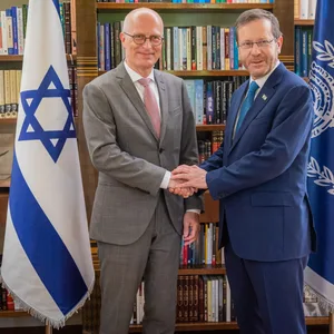 Peter Tschentscher zu Besuch bei Izchak Herzog, sie schütteln sich die Hände