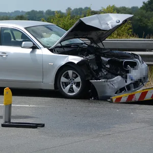Zwei Autos sind am Samstag auf der A1 bei Bad Oldesloe kollidiert. Drei Menschen kamen ins Krankenhaus.