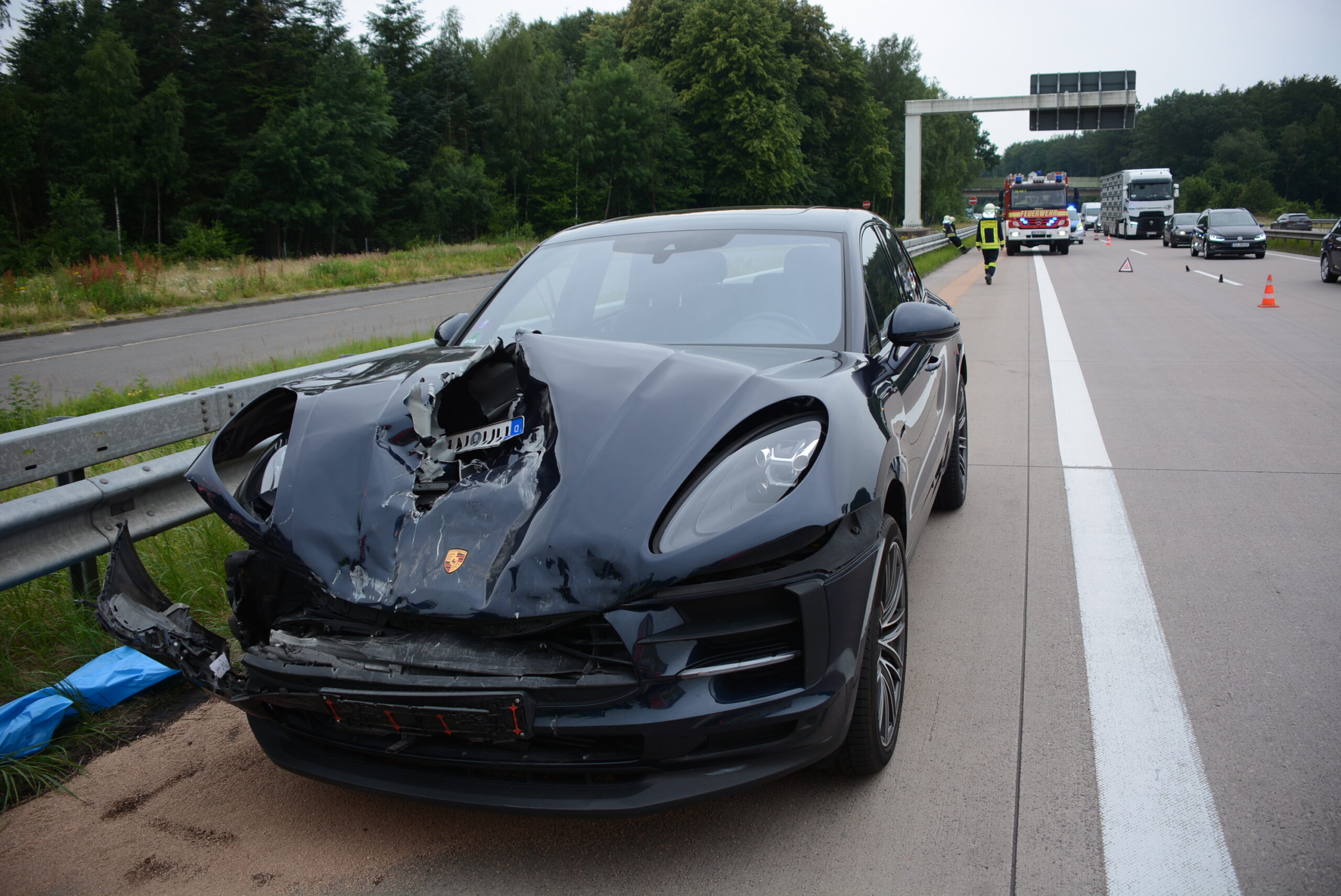 Der Schaden am Porsche dürfte bei etwa 20.000 Euro liegen.