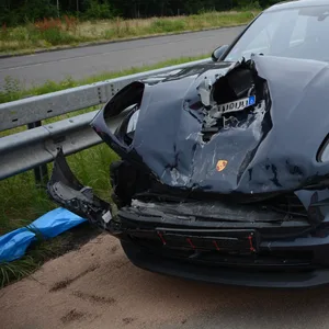 Der Schaden am Porsche dürfte bei etwa 20.000 Euro liegen.