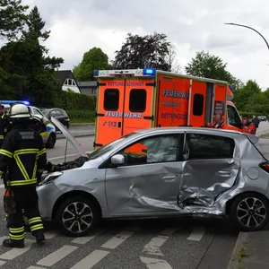 Feuerwehr- und Polizeikräfte am Unfallort. Ein Kleinwagen wurde stark and er Fahrerseite beschädigt.