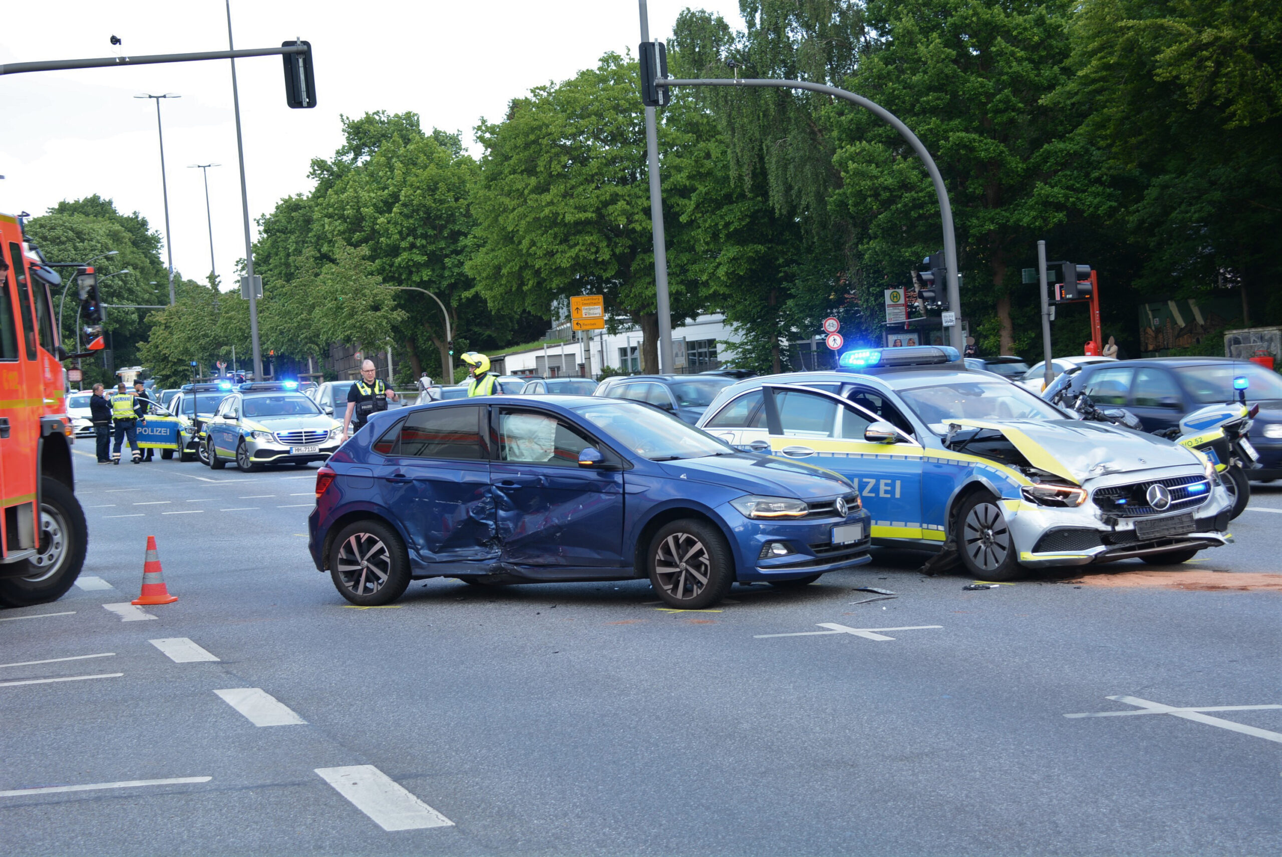 Die Unfallstelle an der B5 in Lohbrügge. Beide Autos sind schwer beschädigt, die Kreuzung wurde gesperrt.