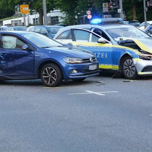 Die Unfallstelle an der B5 in Lohbrügge. Beide Autos sind schwer beschädigt, die Kreuzung wurde gesperrt.