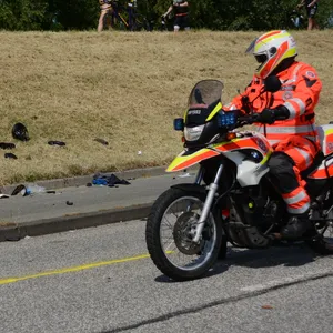 Nach dem tödlichen Unfall, bei dem am Sonntag ein Motorradfahrer bei einer Frontalkollision mit einem Ironman-Teilnehmer starb, ist eine Diskussion um die Anzahl der Motorräder beim Rennen entbrannt.