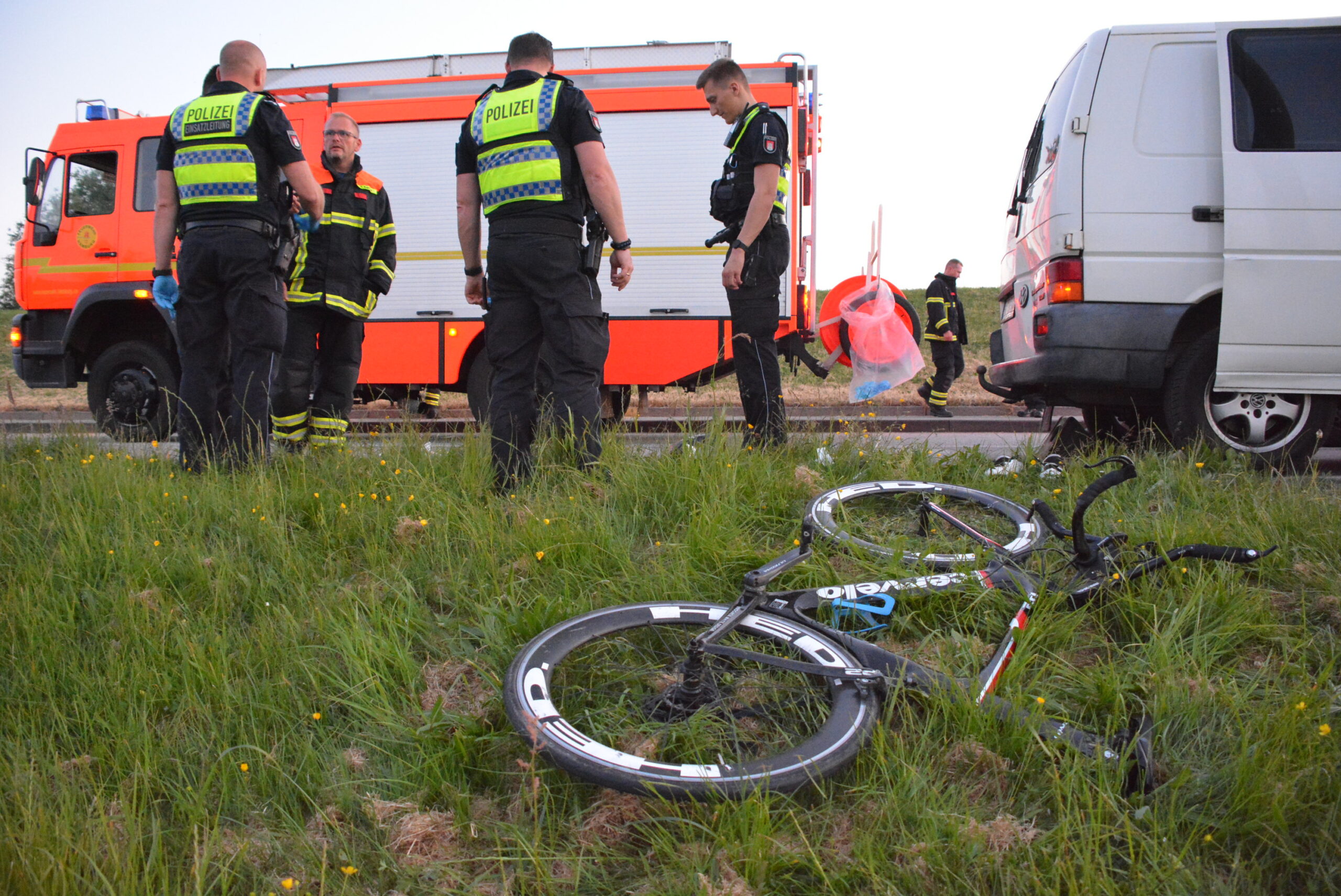 Das Rennrad liegt nach dem Unfall im Gras neben dem Transporter.