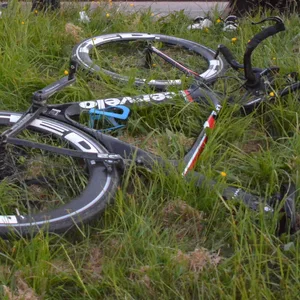 Das Rennrad liegt nach dem Unfall im Gras neben dem Transporter.