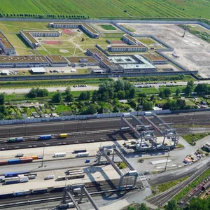 Neben der Justizvollzugsanstalt in Billwerder entsteht ein neues Jugendgefängnis.
