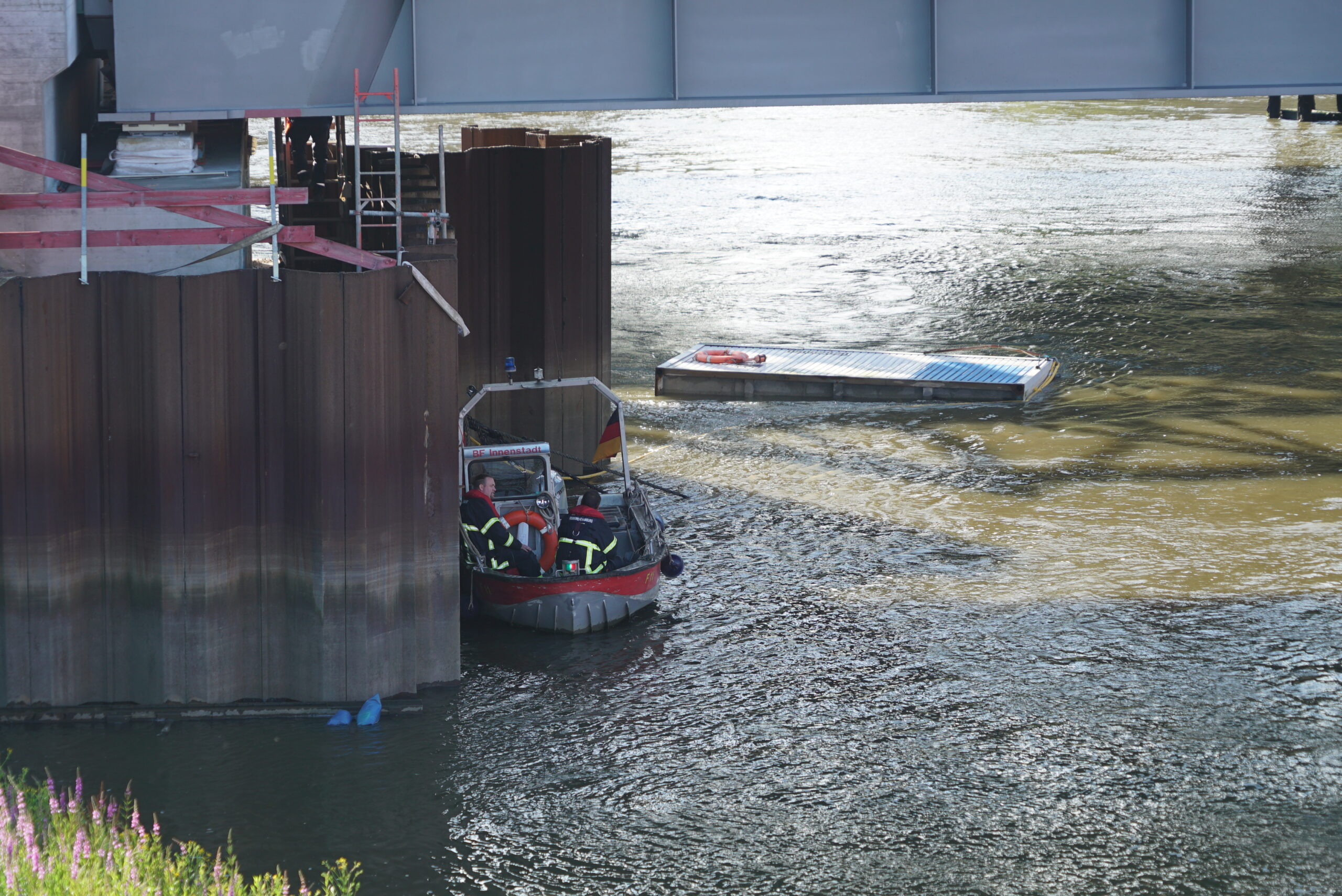 An der Elbe – Schwimmponton versunken