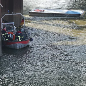 An der Elbe – Schwimmponton versunken