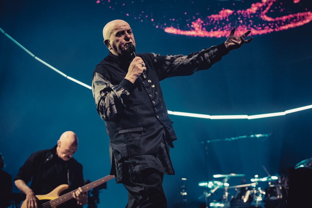 Peter Gabriel ließ sich am Montag in der ausverkauften Barclays Arena von seinen Fans feiern.