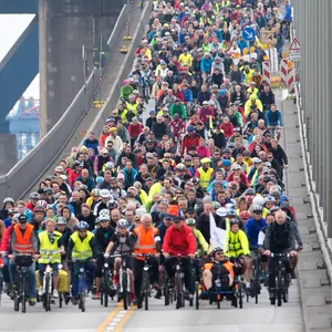 Fahrradsternfahrt 2016 über die Köhlbrandbrücke