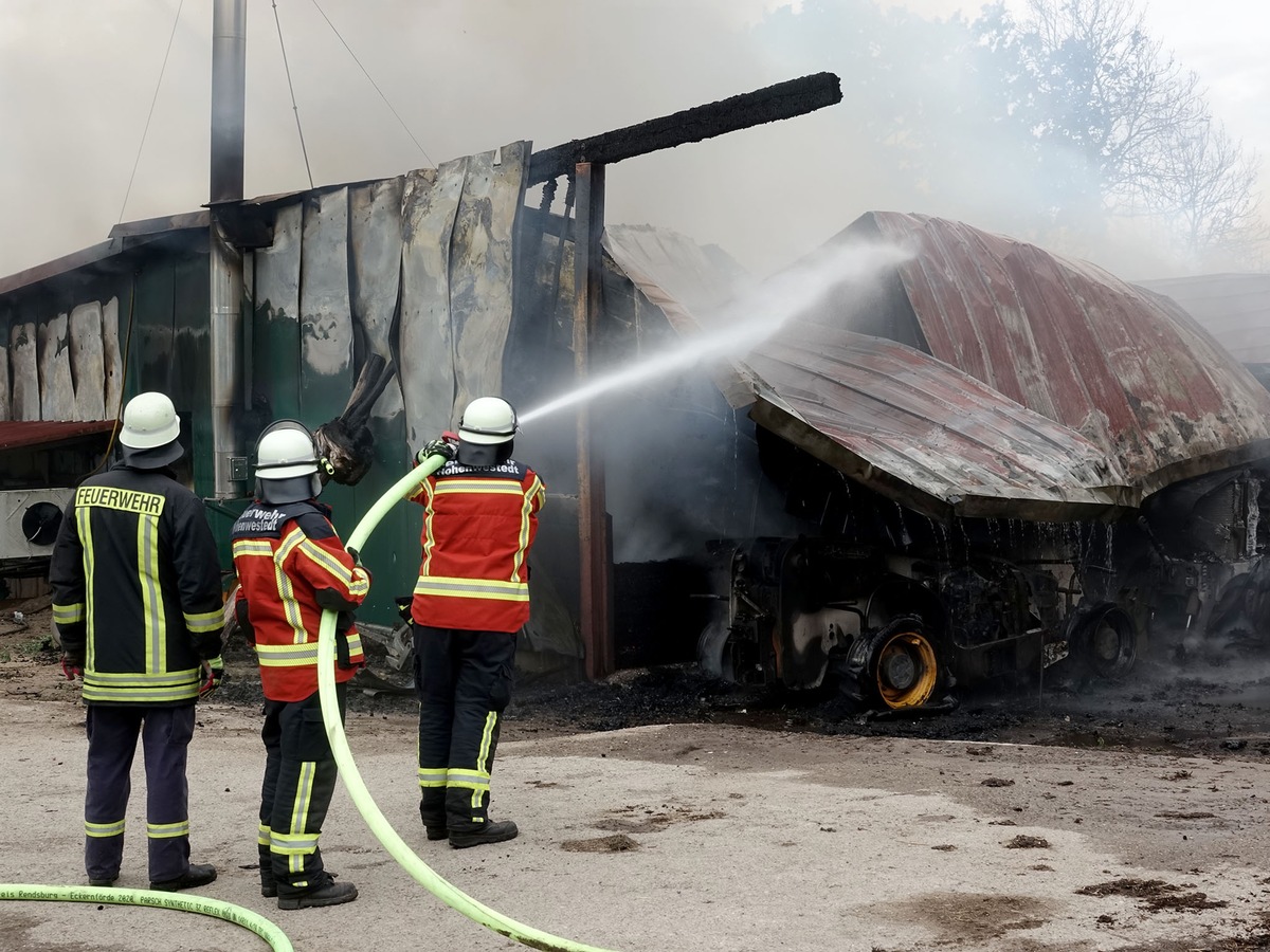 Feuerwehrleute löschen einen Scheunenbrand in Heinkenborstel