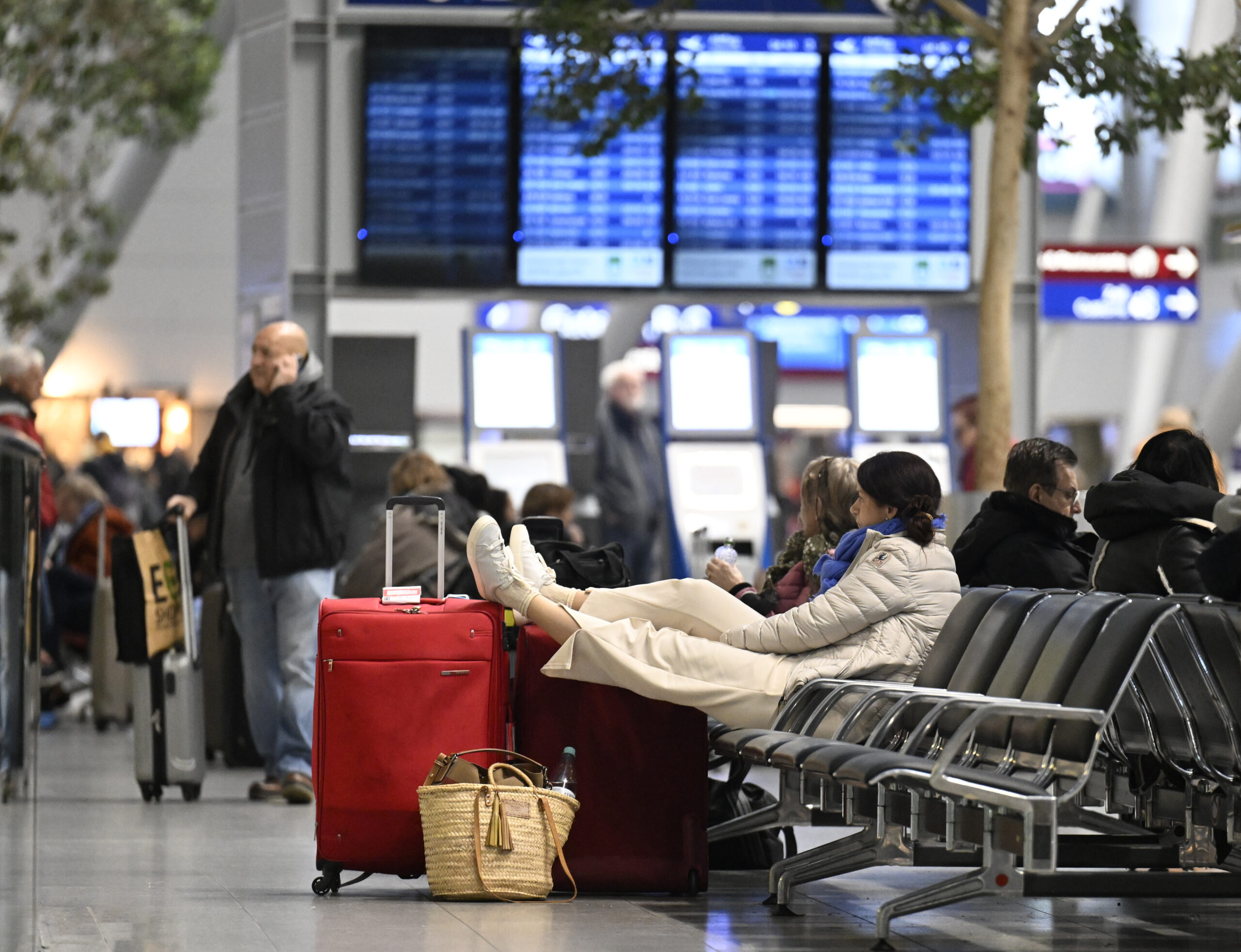 Fluggäste warten auf ihren verspäteten Flieger (Symbolbild).