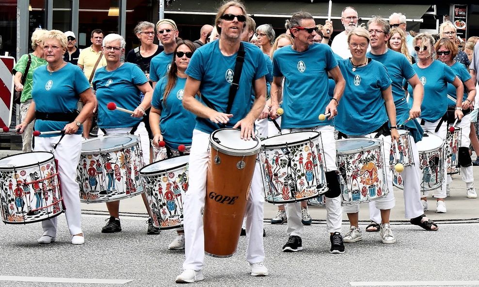 Eine Gruppe Trommel spielender Menschen