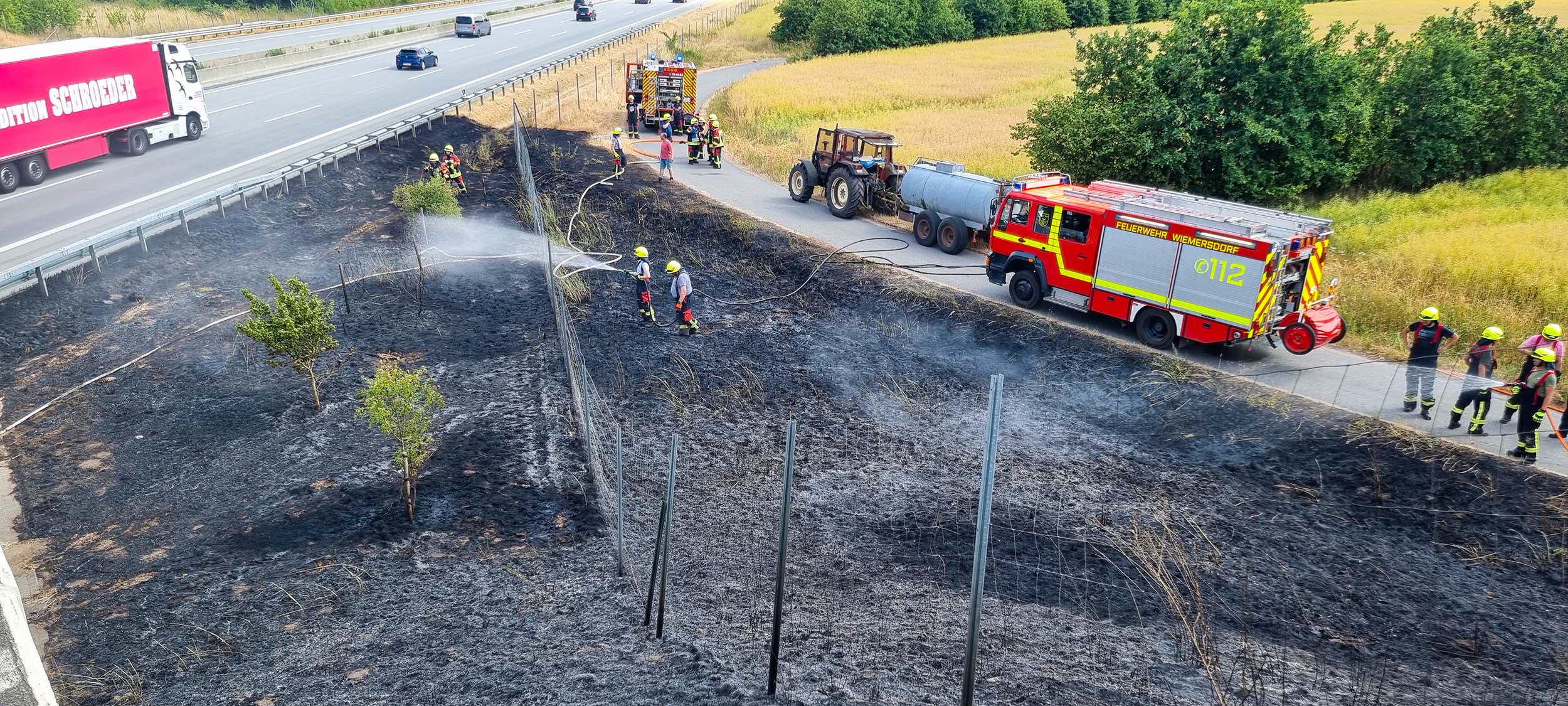 Auf einer Fläche neben der A7 bei Großenaspe brach am Sonntagnachmittag ein Brand aus.