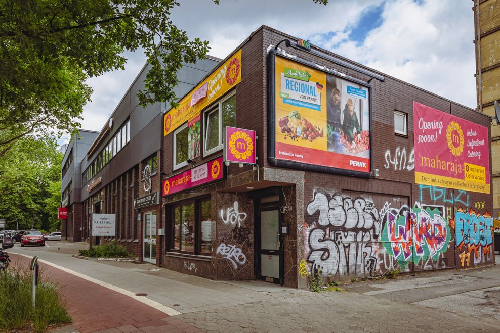 Der ehemalige „Club 77“. Das Gebäude hängt voller Werbebanner, Graffiti sind auf die Mauern geschmiert