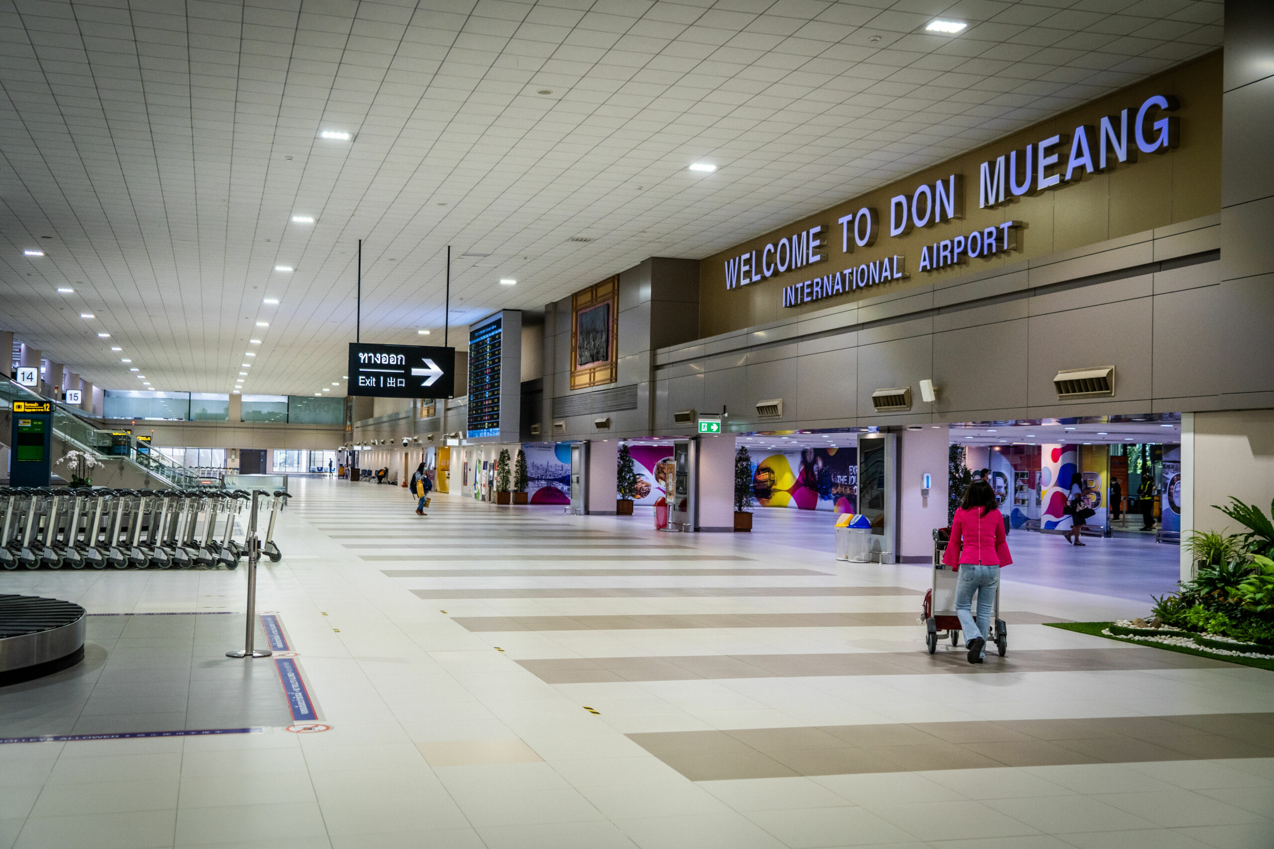 Personen sind in einer Halle des internationalen Flughafens Don Mueang zu sehen.