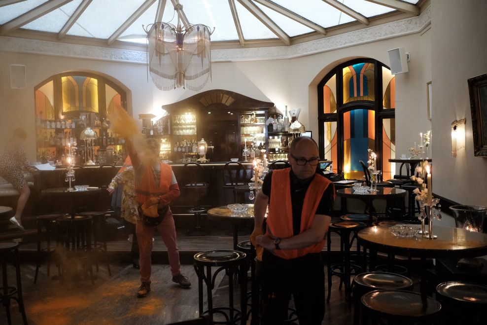 Sowohl im Foyer als auch in der Bar besprühten die Aktivisten die Wände und das Inventar mit Farbbeuteln und präparierten Feuerlöschern.