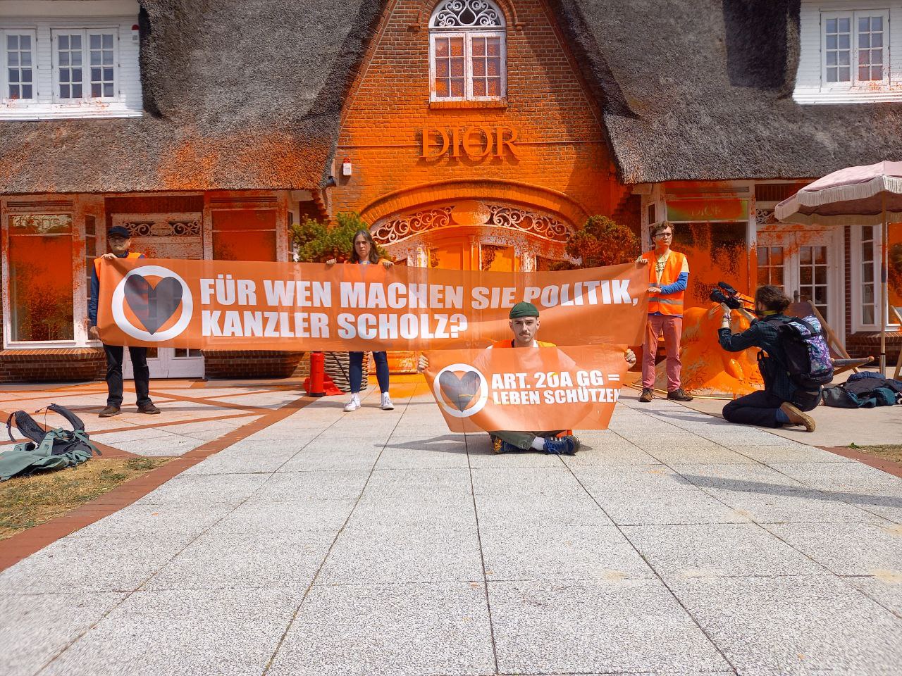 Aktivist:innen der Letzten Generation haben am Freitag vor Luxus-Geschäften in Kampen auf Sylt demonstriert.