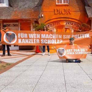 Aktivist:innen der Letzten Generation haben am Freitag vor Luxus-Geschäften in Kampen auf Sylt demonstriert.
