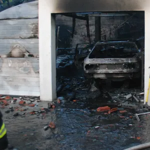 In dieser Garage in Neuengamme brannte es. Zwei Oldtimer wurden komplett zerstört.