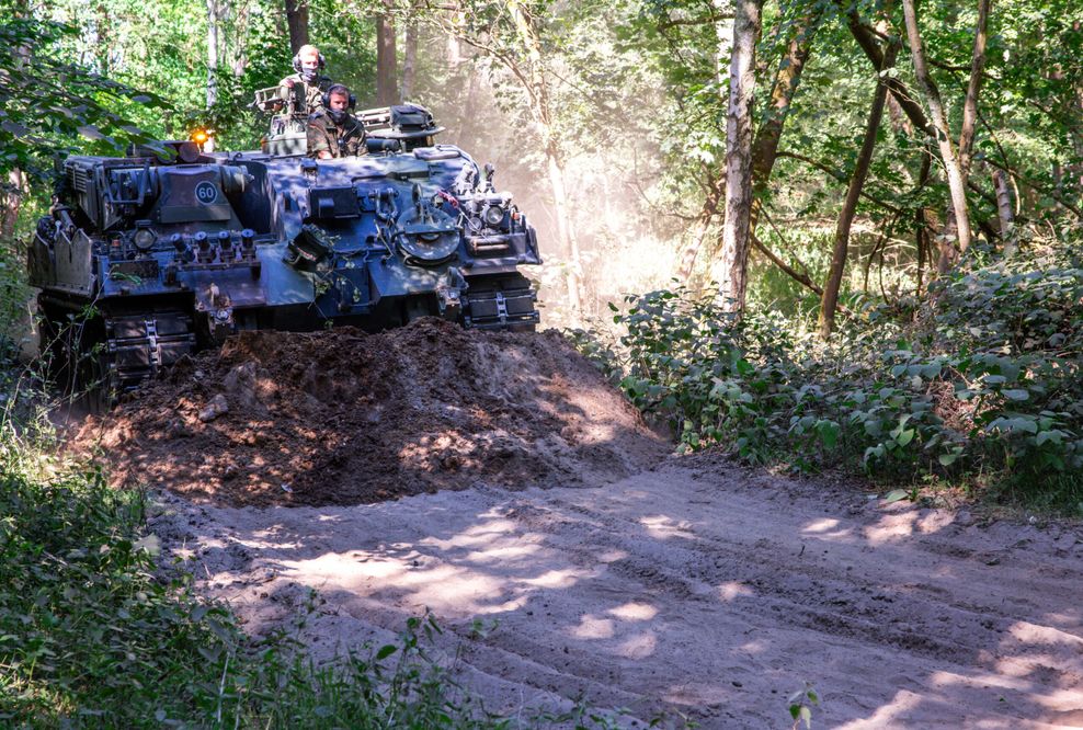 Ein Räumpanzer der Bundeswehr schiebt einen Fahrweg für Feuerwehrfahrzeuge auf dem ehemaligen Truppenübungsplatz bei Hagenow frei.